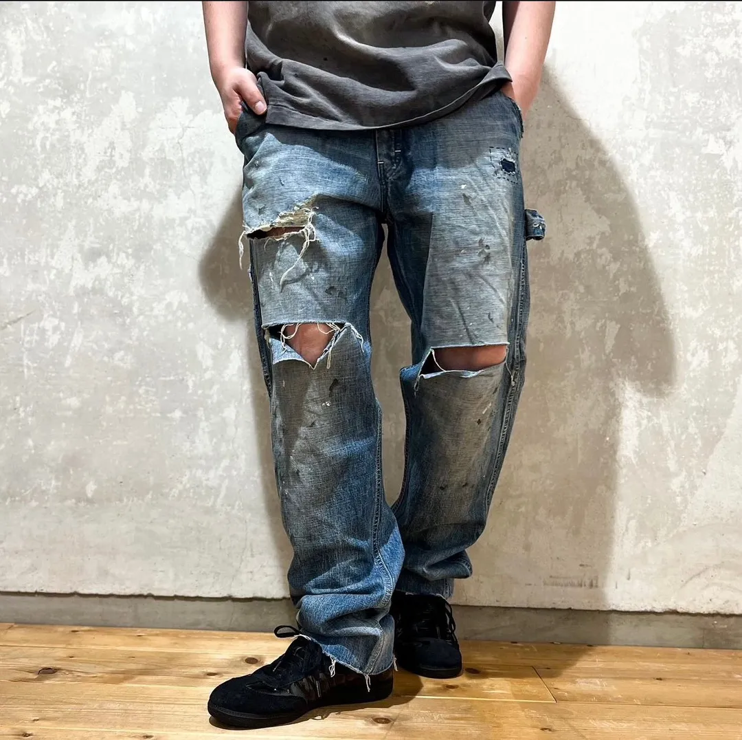 SAINT Mxxxxxx SAINT_DENIM PANTS/PAINTER /BLUE Logging trousers with knife-cut holes and splashed ink. Patch jeans. Blue S-XL. All accessories are molded and customized. Super heavy work. Washed and distressed. Knife-cut holes. Artificial splashed ink graffiti. Authentic version. Loose and stylish.
